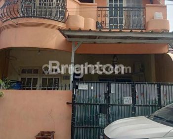 RUMAH DI PERUMAHAN WALIKOTA MERUYA SELATAN 2 LANTAI ROW JALAN 2 MOBIL LOKASI