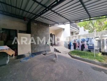 Over Kontrak 1 Tahun Rumah Hadap Selatan Unfurnished 2 Lantai 3+1 Kama