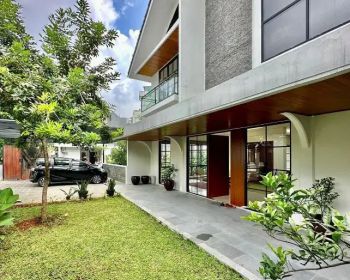 Rumah cantik full renov dg lift di kebayoran baru