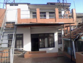 sewa 1 rumah di lantai atas