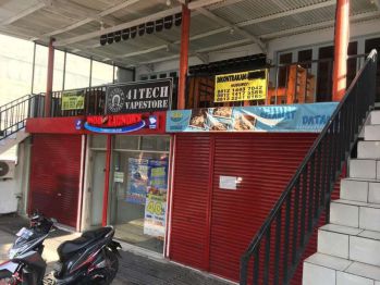 Bangunan di pinggir jalan main road di tengah kota