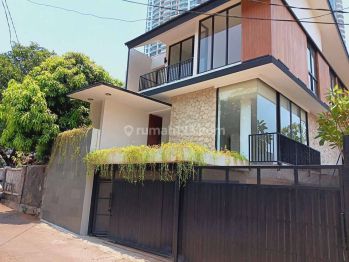 RUMAH DESAIN TROPICAL MODERN TIGA LANTAI HOOK KOLAM RENANG KEMANG JAKARTA