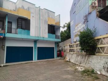 Ruko dua lantai d sewakan parkiran luas