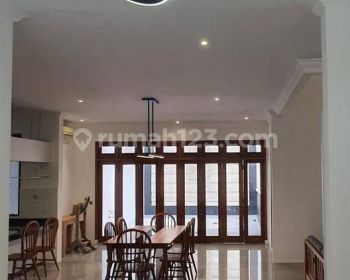 Rumah di Graha Family Full Furnished. Bagus. Hadap Selatan. Murah. Nego