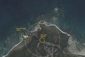 Tanah dekat Pantai Laskar Pelangi.