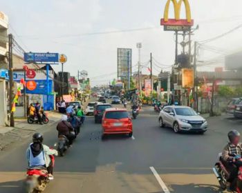 Dijual Cepat Tanah dan bangunan Usaha di pinggir jln Raya Jatiwaringin