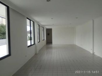 Ruko hoek strategis siap pakai di Bulevar Barat - Jakarta Utara