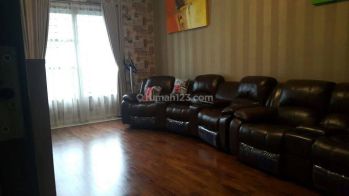 Rumah mewah di pinggir jalan dengan kolam renang, dalam kompleks yang asri dan