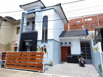 Rumah 2 Lantai Lingkungan Perumahan dekat Jalan Palagan