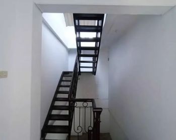 Ruko 3 lantai Strategis Adityawarman Mayjend Sungkono Cocok untuk Sega