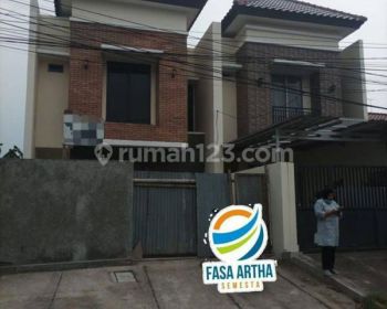 Rumah Cantik dan Mewah dalam Komplek Lokasi Sangat Strategis