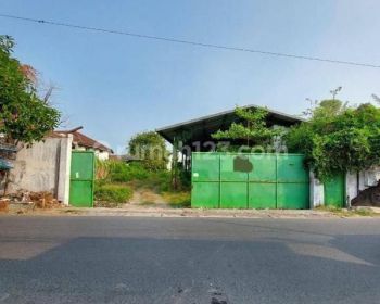 Bangunan Gudang  dekat pasar Wadung Asri, depan RS Bunda