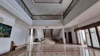 Sewa Rumah Mewah Luas Kuningan Lokasi Strategis 6 8br 2lantai