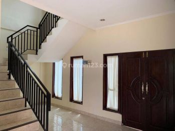 RUMAH JL AKASIA DENPASAR TIMUR 2 LANTAI