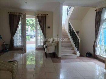 di Beryl DEPAN TAMAN 2 Lantai