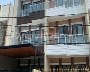 Rumah Baru Taman Ratu 3 Lantai Jalan Plong 2 Mobil