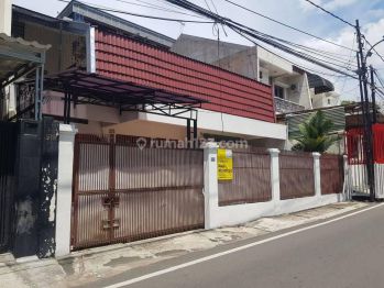 Rumah Keluarga Sewa di Tomang Kondisi Rapi Siap Huni