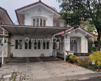 Rumah Sentul Pemandangan Lapangan Golf