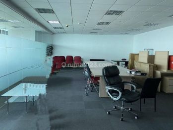 Disewakan Office St Moritz Lantai Sedang Semi Furnished Terkoneksi Ke Mall Lippo