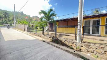 Bangunan komersil pinggir jalan raya central Kuta Lombok