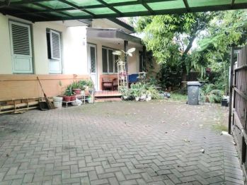 Rumah klasik di pusat kota Bandung SHM menghadap Barat