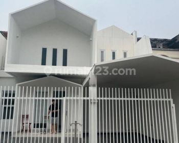 DISEWAKAN Rumah Cantik Bagus Furnished Baru Renovasi di Permata Buana Jakbar