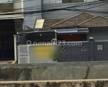 Pinggir jalan raya besar