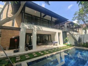 HOUSE WITH POOL ISEN INTERNATIONAL LIVING @DARMO HARAPAN