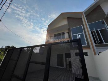 Meruya 6.25x20 Rp 2.4m Exclusive, Jalan Lebar, Parkir 2 Mobil, St