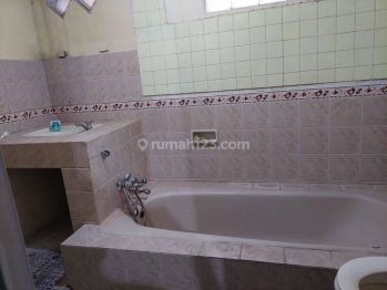 Jual sewa Rumah Lama Jalan Jemursari I