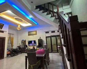 DIJUAL RUMAH Cantik di Jalan Utama Kompleks Row 12m
