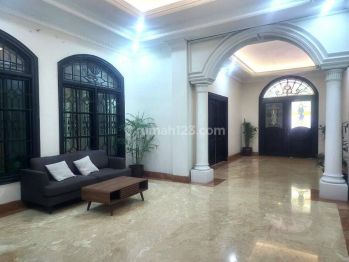Disewakan Rumah di Menteng 9 BR Furnished