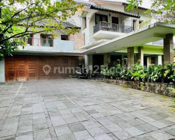 Rumah Bagus Memiliki Taman Sangat Luas Dan Swimming Pool Yang Nature Di Area