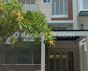 Dijual Rumah Golf Residence Kemayoran  Lokasi Bagus, 3 Lantai