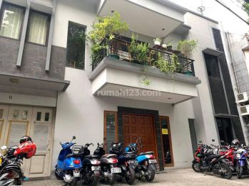 Rumah kost 2.5 lantai di.dekat plaza indonesia
