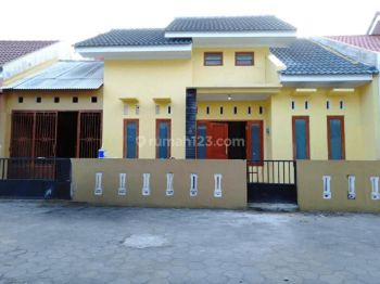 Dijual Murah Rumah SHM 3 Kamar Tidur, Depan Kampus Umy