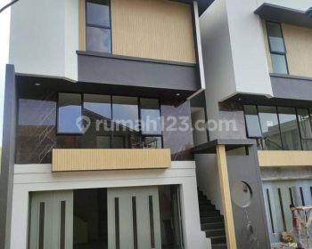 Rumah Baru 3 Lantai di Setra Duta D Grande Corner, Bandung