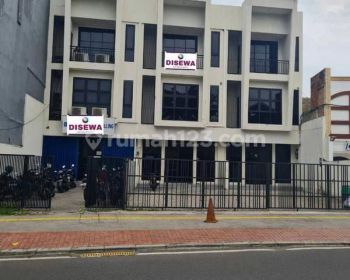 Disewakan  Ruko 3.5Lantai di pinggir Jalan Raya Tebet Jakarta