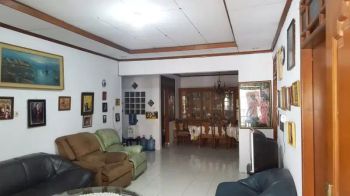 Rumah di Senayan, berada di tengah kota, nego sampai jadi