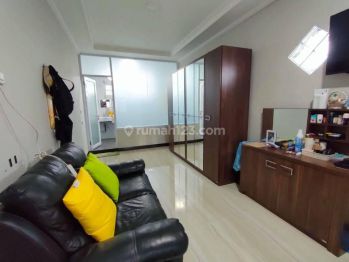 Rumah Dijual Modern 2 Lantai di Taman Holis Indah