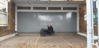 Disewakan rumah luas 2 lantai di pinggir jalan dengan lokasi rame