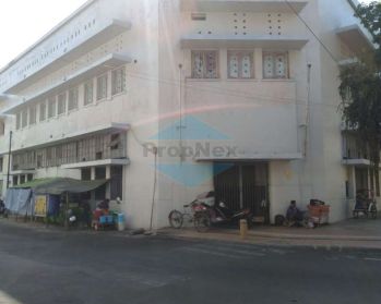 Gedung 4 lantai Surabaya pusat.