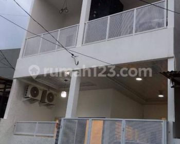 Dijual Rumah Baru 2.5 Lantai Semi Furnished Griya Jakarta, ,Tangsel
