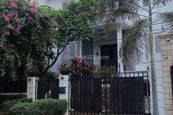 Disewa Rumah di Jalan Sekolah Duta, Pondok Indah 2 Lantai dengan Private Pool