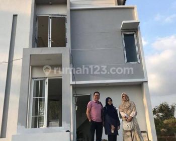 Rumah Premium 2lt Sangat Strategis Dg Fasilitas Umum Terlengkap