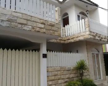 Rumah tinggal plus kost 8 kamar dan toko tepi jalan besar poros