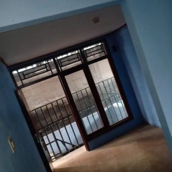 KONTRAKAN 2 LANTAI DENGAN KAPASITAS 10 PINTU