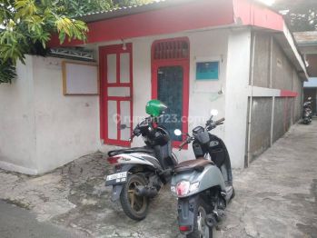 Rumah Kecil Lahan Parkir Luas dekat Pabrik Kiwi
