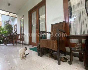 Rumah terawat 2 lantai di kebayoran baru jalan lebar