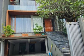 *Silvia* Dijual Rumah Mewah Hokie 3 lantai Puri Indah